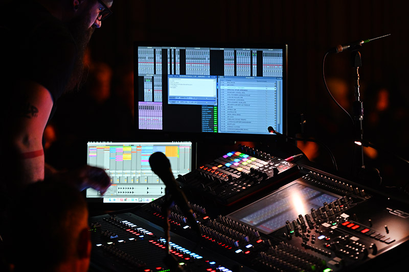 Image d'illustration d'une régie lumière et son